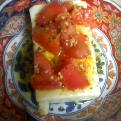 トマトとフライドガーリックと豆腐の組み合わせがとても新鮮で美味しくいただけました。